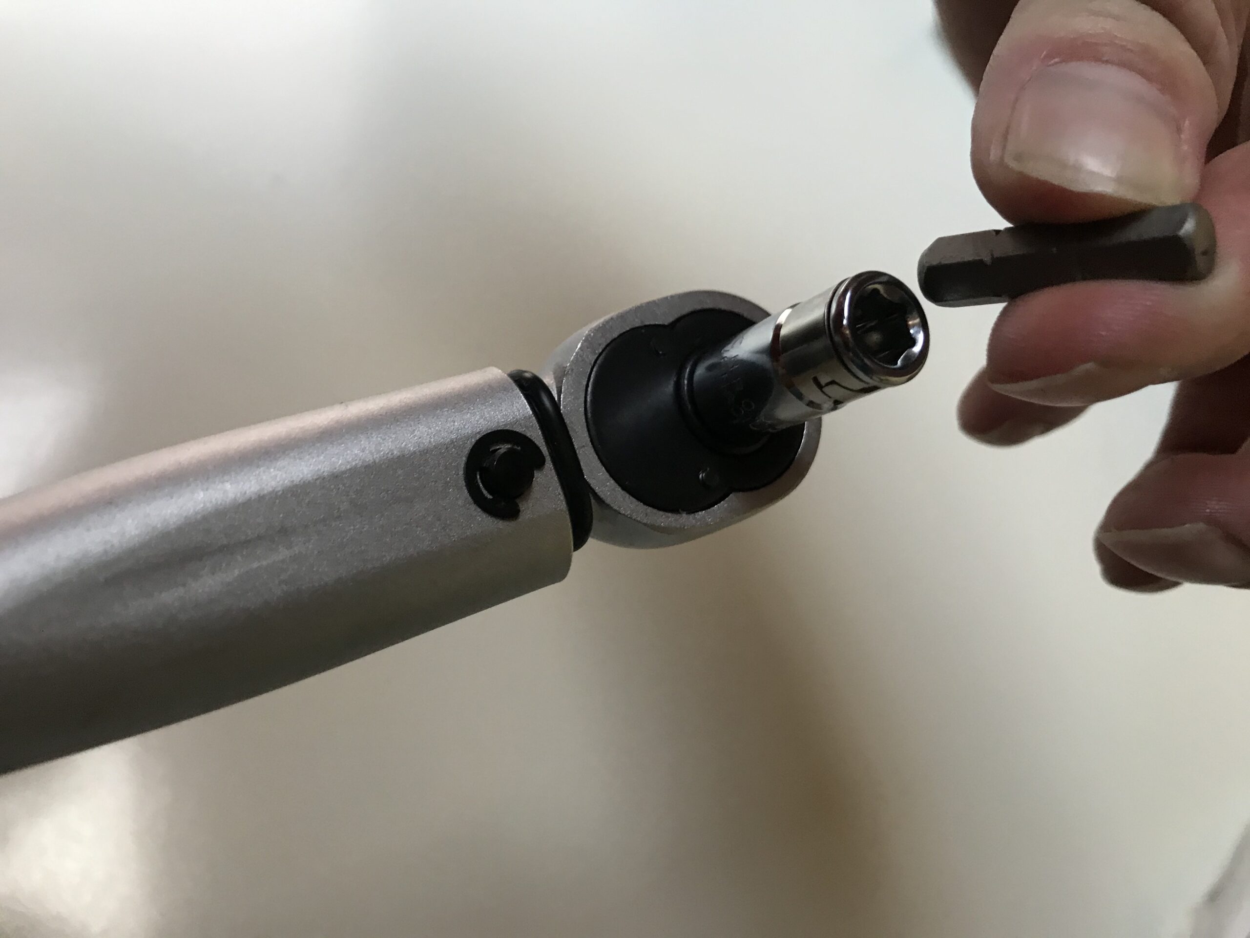 How to use a torque wrench on a bike